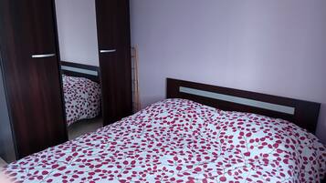 2 bedrooms, iron/ironing board, WiFi, bed sheets