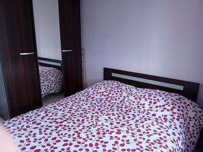 2 bedrooms, iron/ironing board, WiFi, bed sheets