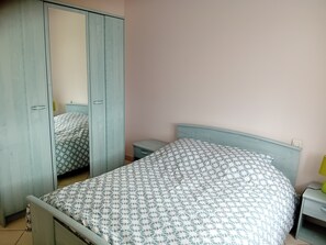 2 chambres, fer et planche à repasser, Wi-Fi, draps fournis