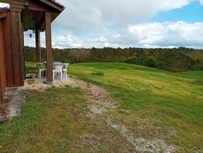Outdoor dining - Holiday Home 'Le Chalet' with Private Garden and Wi-Fi (Saint front d'alemps)