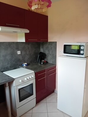 Réfrigérateur, micro-ondes, four, plaque de cuisson