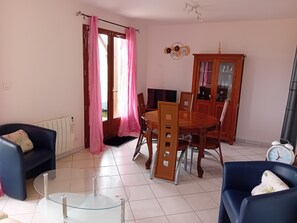 Dining - Holiday Home 'Le Chalet' with Private Garden and Wi-Fi (Saint front d'alemps)