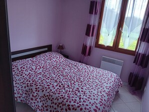 2 bedrooms, iron/ironing board, WiFi, bed sheets - Holiday Home 'Le Chalet' with Private Garden and Wi-Fi (Saint front d'alemps)
