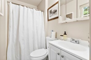 Shower, hair dryer, towels, toilet paper - Walking distance to Echo Lake, near Lake George with fire-pit and grill  (Warrensburg)