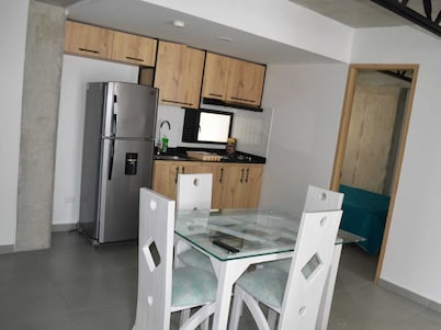 Acogedor y moderno Apt cerca a termales en el corazon de Santa Rosa.