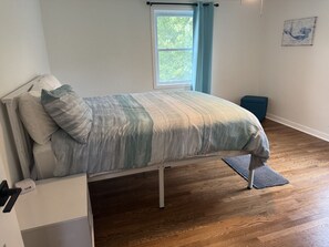 5 bedrooms, desk, WiFi, bed sheets - Spacious 5-bedroom house on Lake Butte des Morts in lovely Menasha. (Menasha)