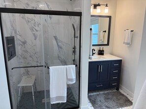 Shower, hair dryer, towels, soap - Spacious 5-bedroom house on Lake Butte des Morts in lovely Menasha. (Menasha)