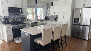 Geladeira, micro-ondas, fogão, cooktop