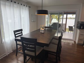 Dining - Spacious 5-bedroom house on Lake Butte des Morts in lovely Menasha. (Menasha)