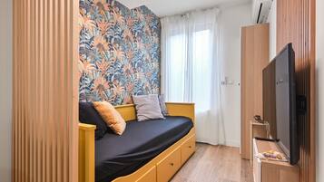 Iron/ironing board, WiFi, bed sheets