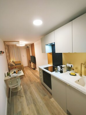 Kühlschrank, Mikrowelle, Ofen, Herdplatte