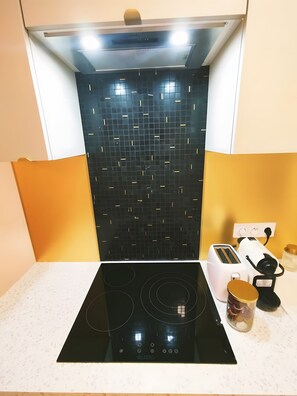 Kühlschrank, Mikrowelle, Ofen, Herdplatte