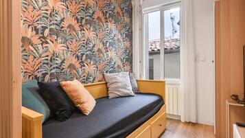 Tabla de planchar con plancha, wifi y ropa de cama