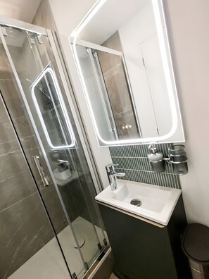 Dusche, Haartrockner, Handtücher