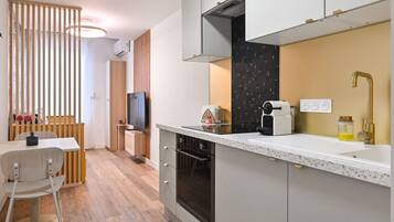 Frigorífico, microondas, horno y placa de cocina