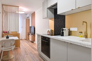 Fridge, microwave, oven, stovetop - ✨ Stylish & Bright Studio – Historic Center of Aix-en-Provence (Aix-En-Provence)