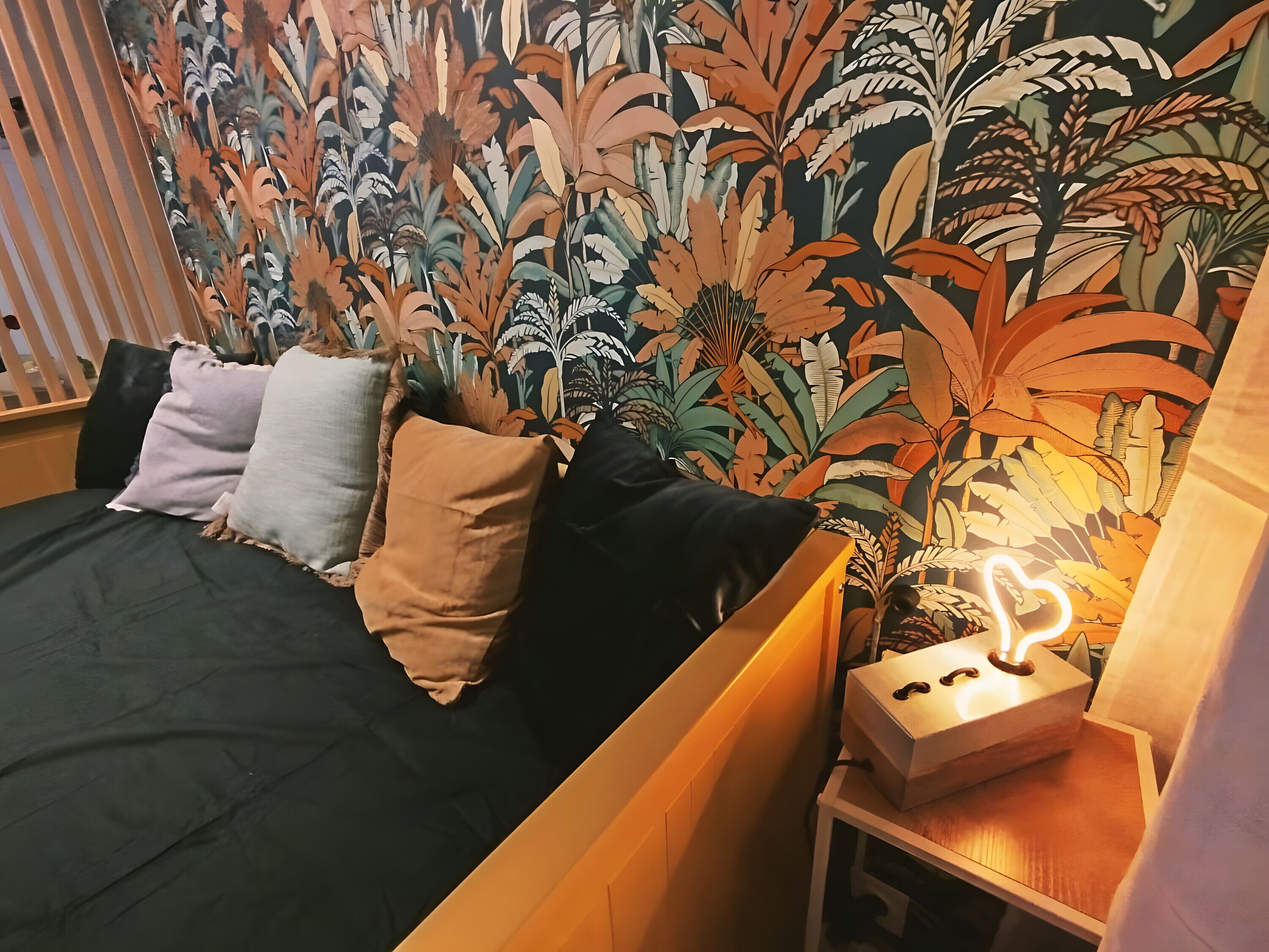 Silitysrauta/-lauta, Wi-Fi, vuodevaatteet