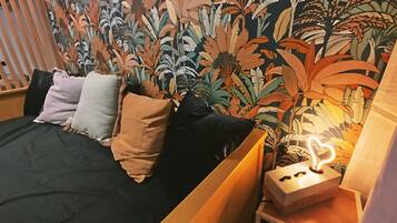 Silitysrauta/-lauta, Wi-Fi, vuodevaatteet