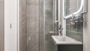 Ducha, secador de pelo, toallas