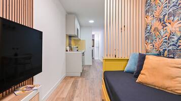 Tabla de planchar con plancha, wifi y ropa de cama