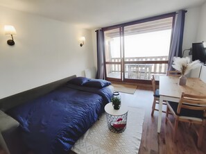 1 habitación y tabla de planchar con plancha 