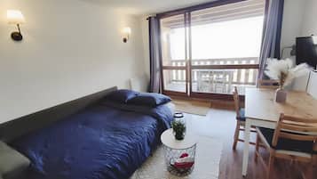 1 slaapkamer, een strijkplank/strijkijzer