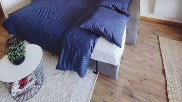 1 habitación y tabla de planchar con plancha