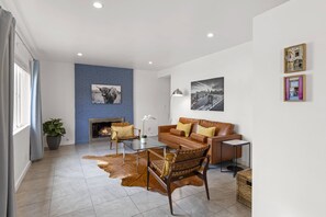 テレビ、暖炉、書庫