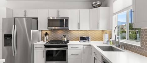 冷蔵庫、電子レンジ、オーブン、コンロ