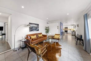 テレビ、暖炉、書庫