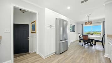 House, Multiple Beds, Patio, River View (The Heron House) | Dining