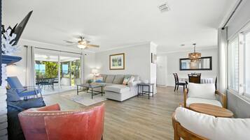 Nhà, nhiều giường, sân hiên, quang cảnh sông (The Heron House) | Khu phòng khách