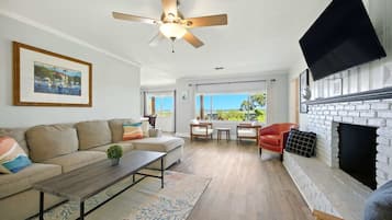 Nhà, nhiều giường, sân hiên, quang cảnh sông (The Heron House) | Khu phòng khách