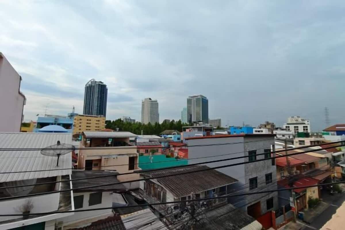 Un paisaje urbano con diversos edificios, incluyendo estructuras altas y bajas, bajo un cielo nublado.