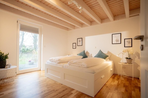 Schlafzimmer mit Wohlfühlfaktor – lichtdurchfluteter Raum mit Gartenblick