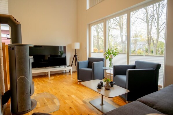 Living area - Dock 2 - great vacation home for up to 6 people with wood-burning stove and sauna - pets welcome (Nordhorn)