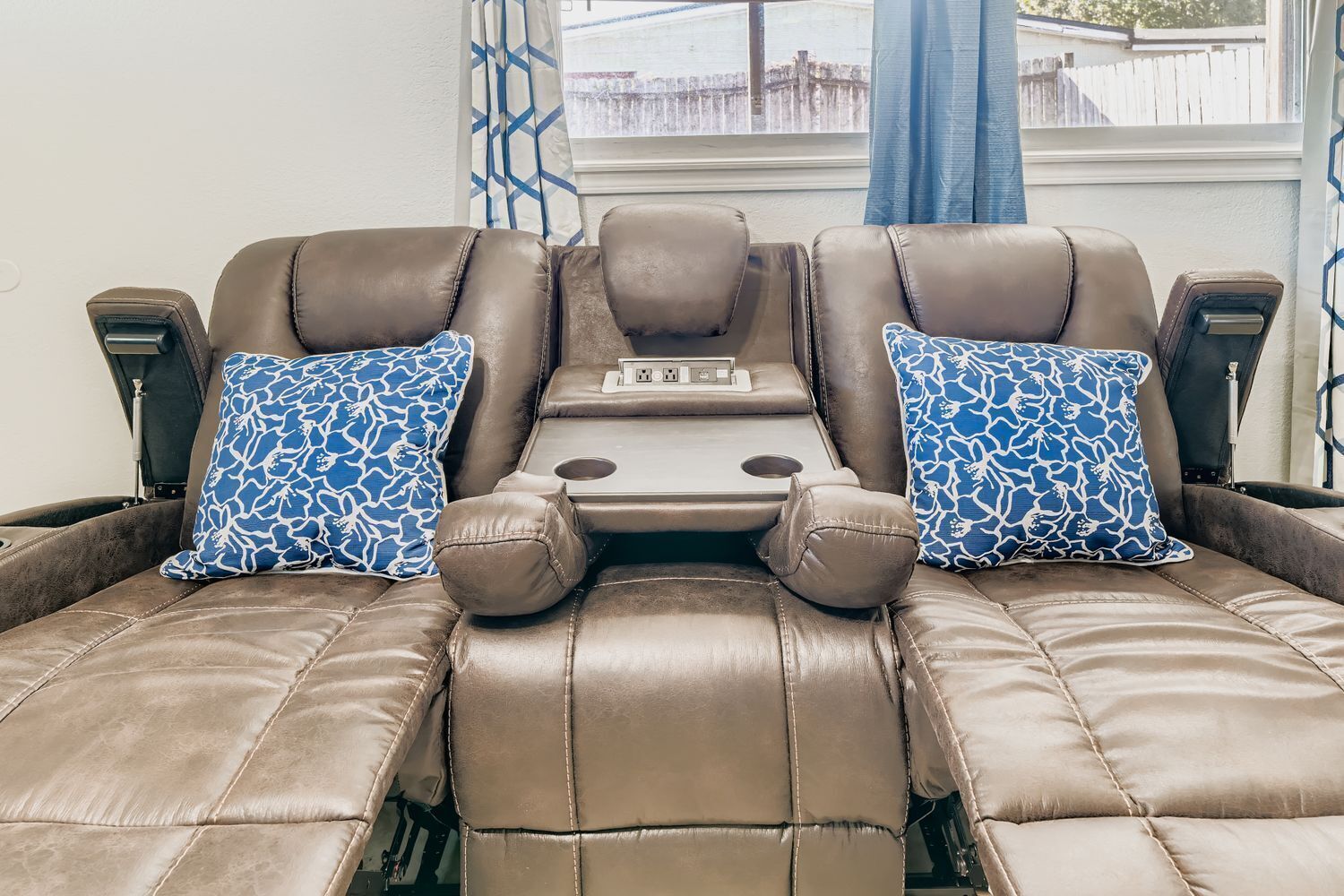 Un fauteuil de massage doté d’un panneau de commande et de deux coussins à motifs.