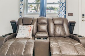 Interior - Pet-Friendly Cozy Pergola Retreat: 3BR Short-Term Rental Near Jacksonville Attra (Jacksonville)