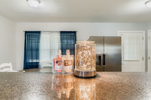 Pet-Friendly Cozy Pergola Retreat: 3BR Short-Term Rental Near Jacksonville Attra