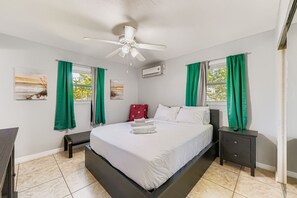 3 bedrooms, iron/ironing board, free WiFi, bed sheets - Pet-Friendly Cozy Pergola Retreat: 3BR Short-Term Rental Near Jacksonville Attra (Jacksonville)
