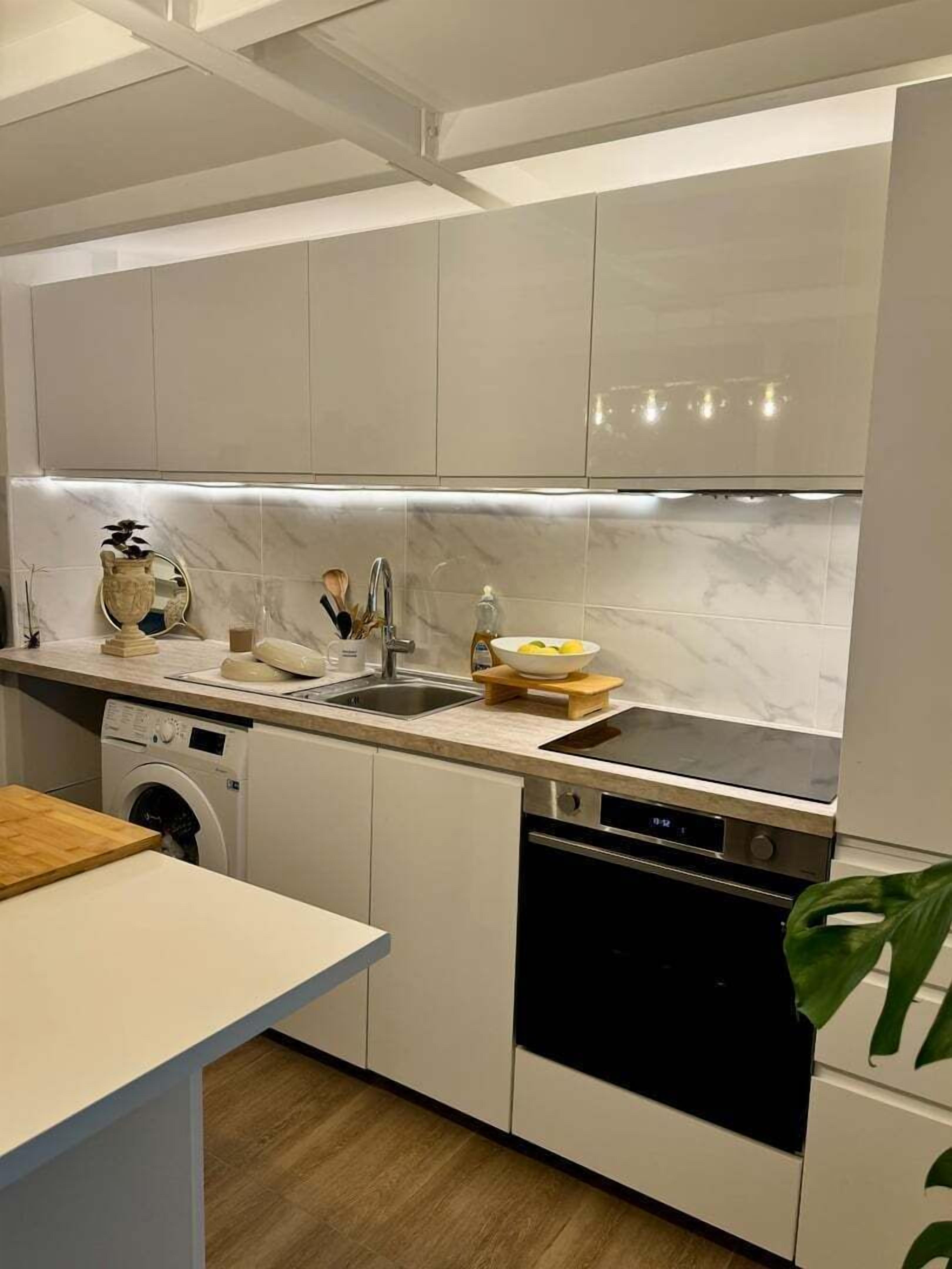 Fridge, oven, coffee/tea maker, toaster