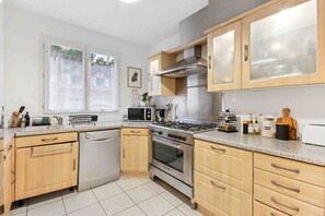 Kühlschrank, Mikrowelle, Ofen, Geschirrspüler