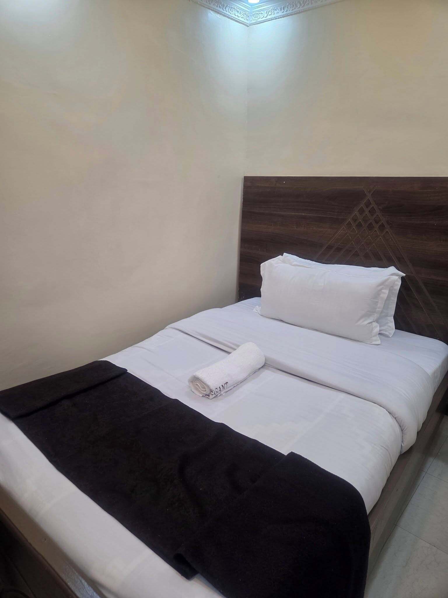 Habitación individual Deluxe | Decoración personalizada, muebles diferentes y wifi gratis 