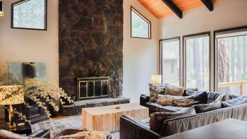 Een televisie en een open haard