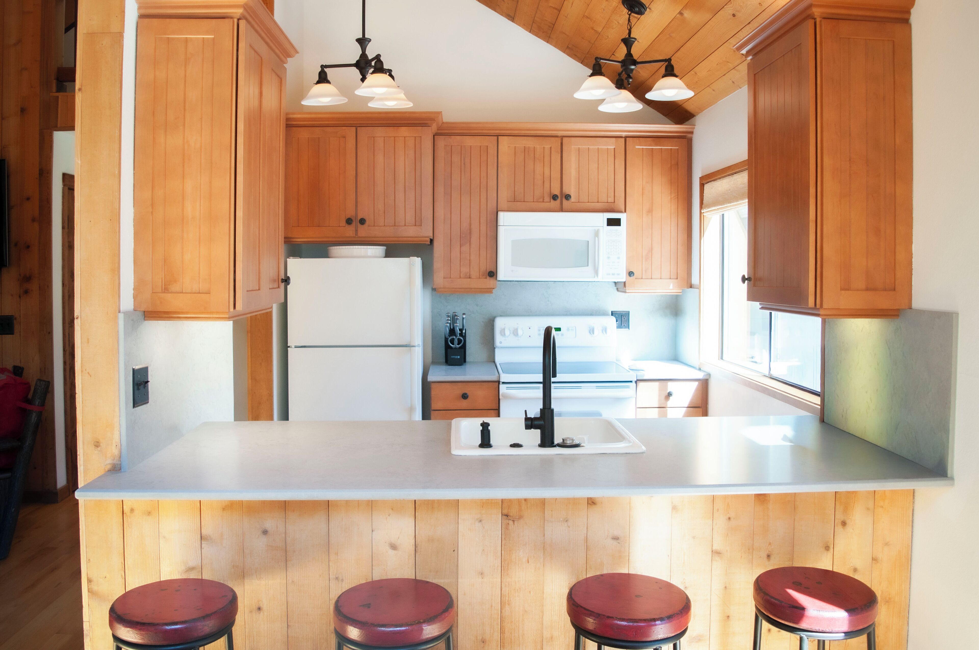 Een magnetron, een koffiezetapparaat/waterkoker