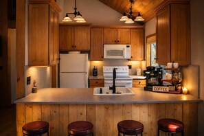 Mikrowelle, Wasserkocher mit Kaffee-/Teezubehör