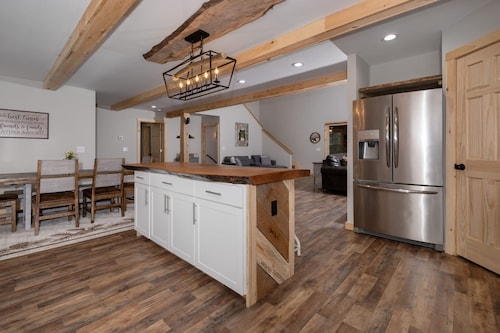 Boone Getaway Dog Friendly Hot Tub Fire Pit