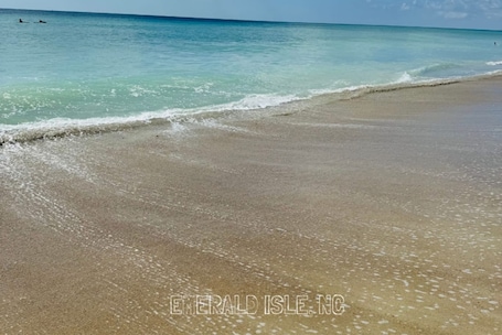 Apartment | 3 bedrooms. Luxury Beach Condo 5 Min Walk to Beach Shops