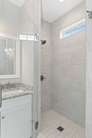 3 bedrooms - Luxury Beach Condo 5 Min Walk to Beach Shops (Emerald Isle)