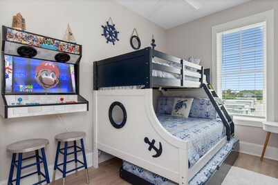 Luxury Beach Condo 5 Min Walk to Beach Shops